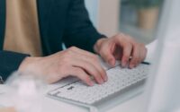 maos-digitando-com-teclado-de-computador-pexels